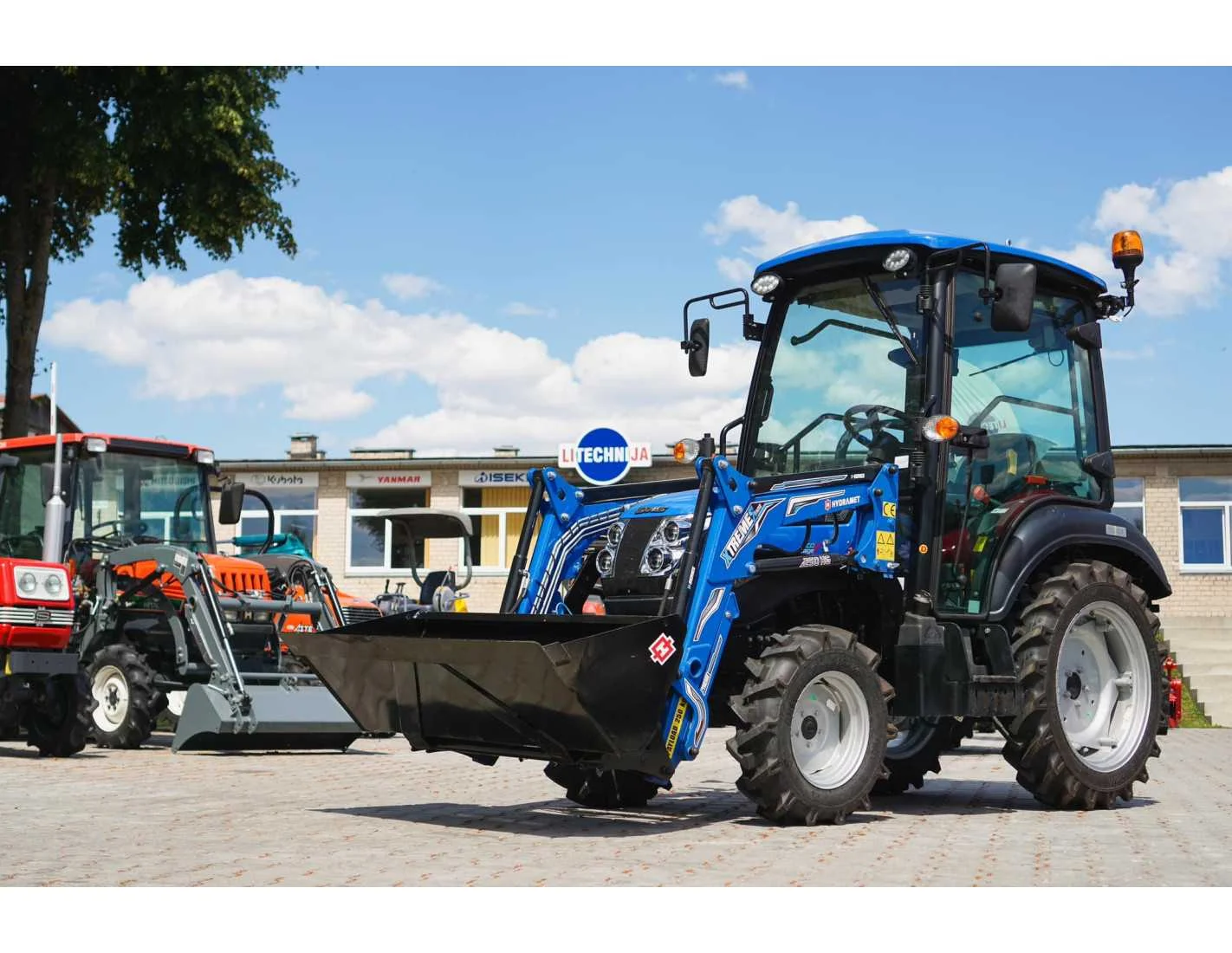 SOLIS S26 HST mit Frontlader und Schaufel - Image 3