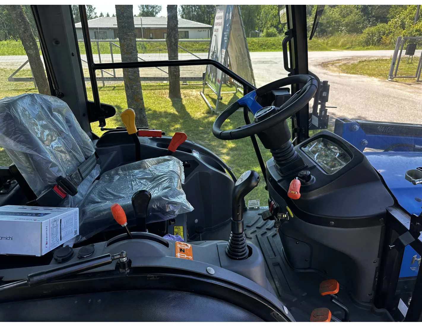 SOLIS S26 HST mit Frontlader und Schaufel - Image 11