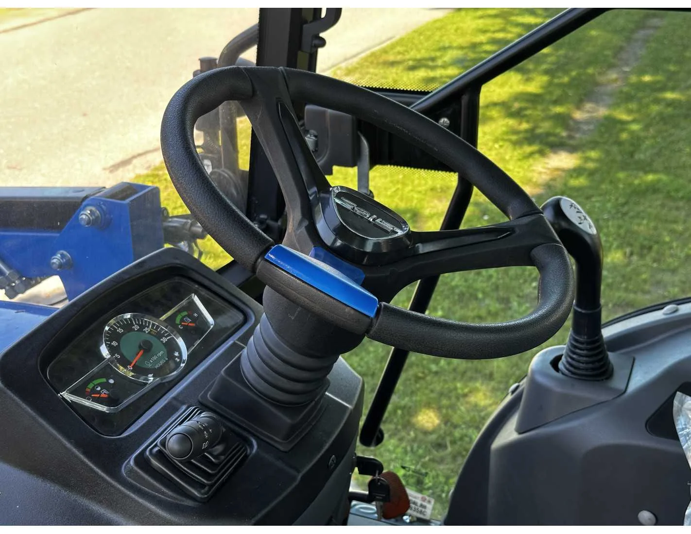 SOLIS S26 HST mit Frontlader und Schaufel - Image 2