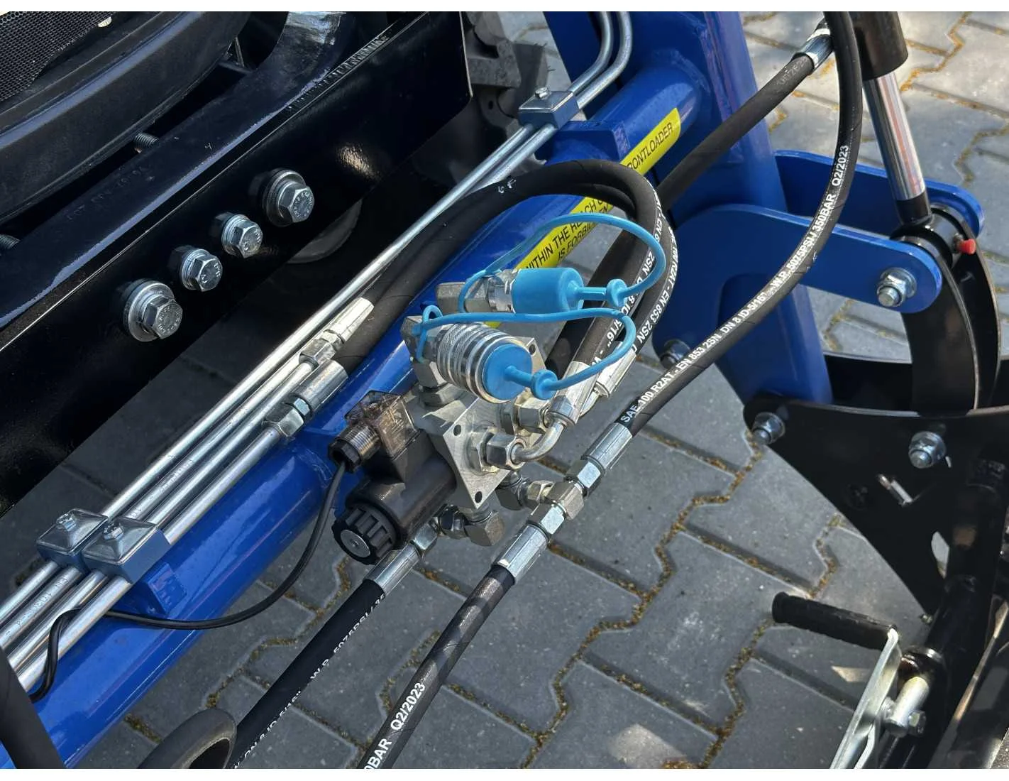 SOLIS S26 HST mit Frontlader und Schaufel - Image 15