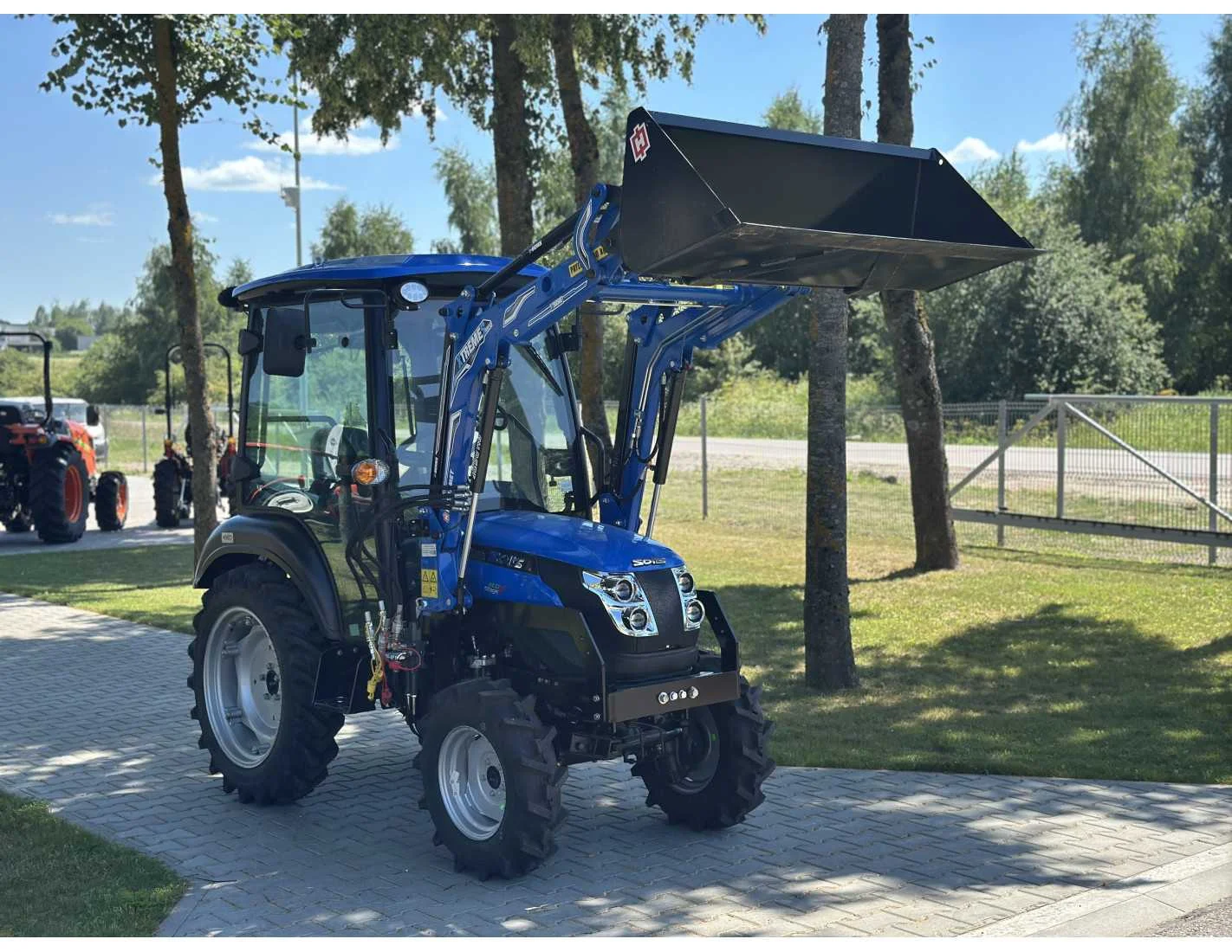 SOLIS S26 HST mit Frontlader und Schaufel - Image 4