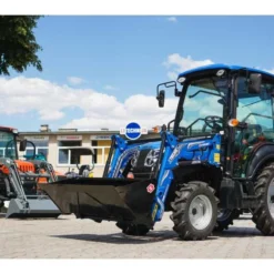 SOLIS S26 HST mit Frontlader und Schaufel