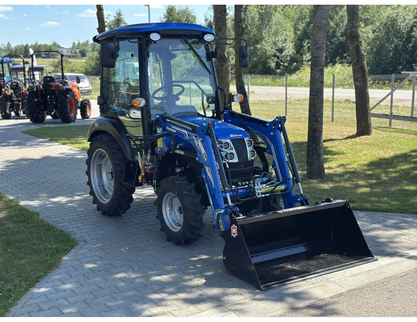 SOLIS S26 HST mit Frontlader und Schaufel - Image 6