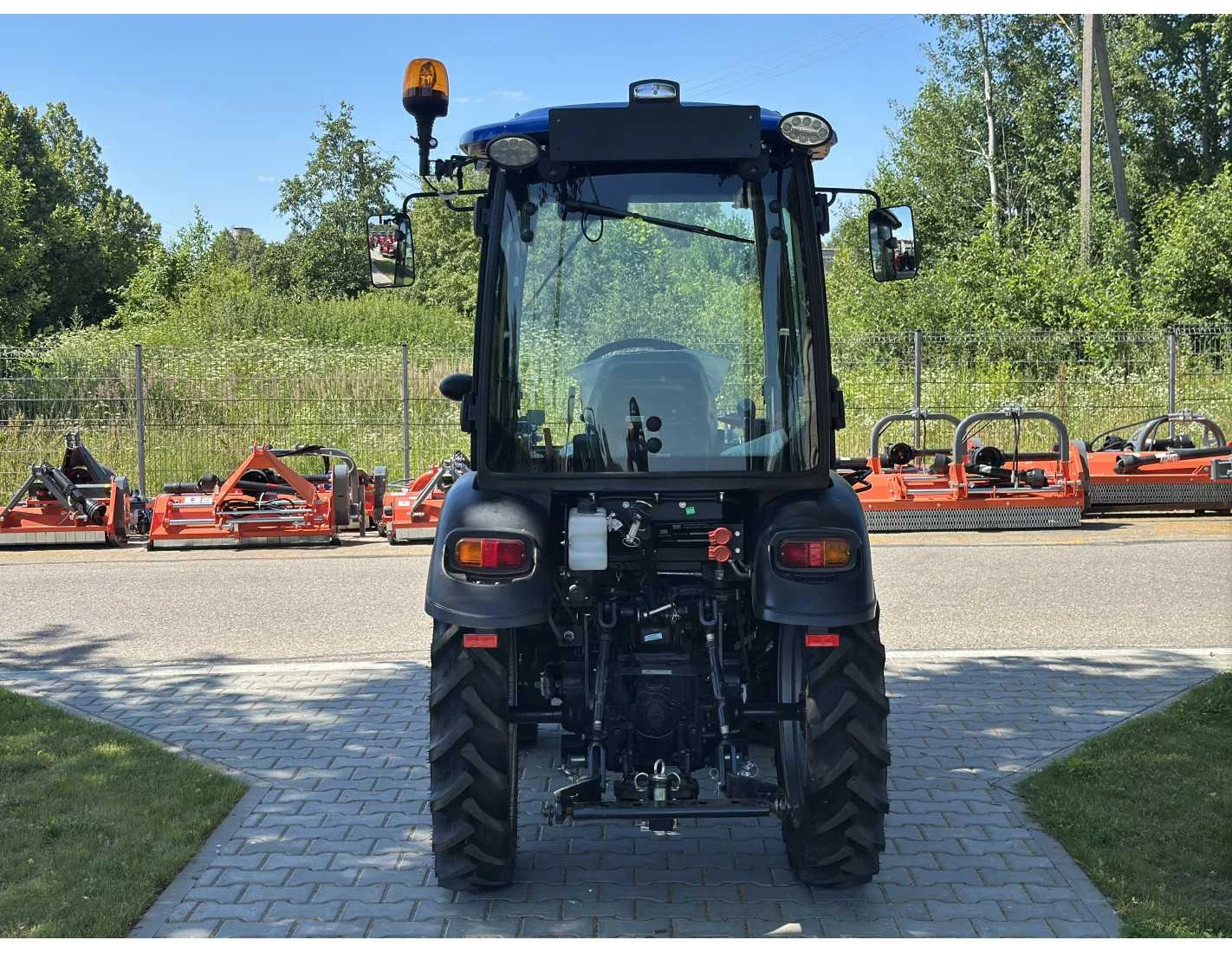 SOLIS S26 HST mit Frontlader und Schaufel - Image 8