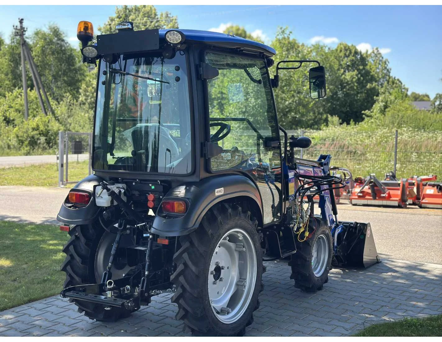 SOLIS S26 HST mit Frontlader und Schaufel - Image 9