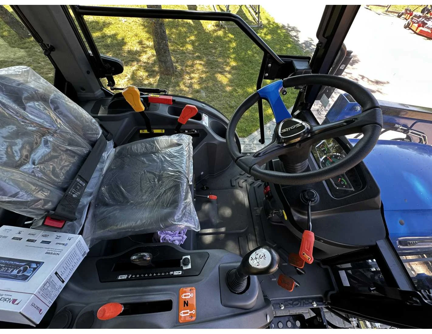 SOLIS S26 HST mit Frontlader und Schaufel - Image 10