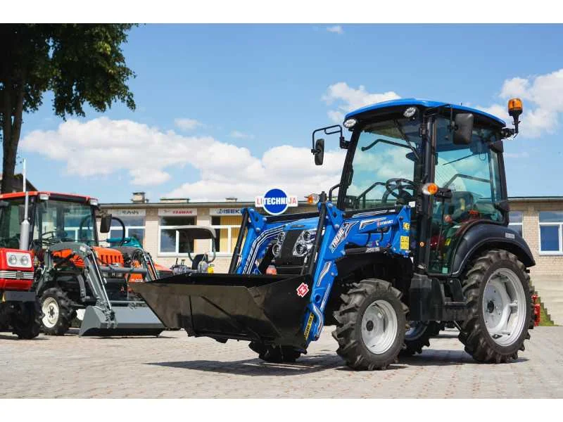 SOLIS S26 HST mit Frontlader und Schaufel